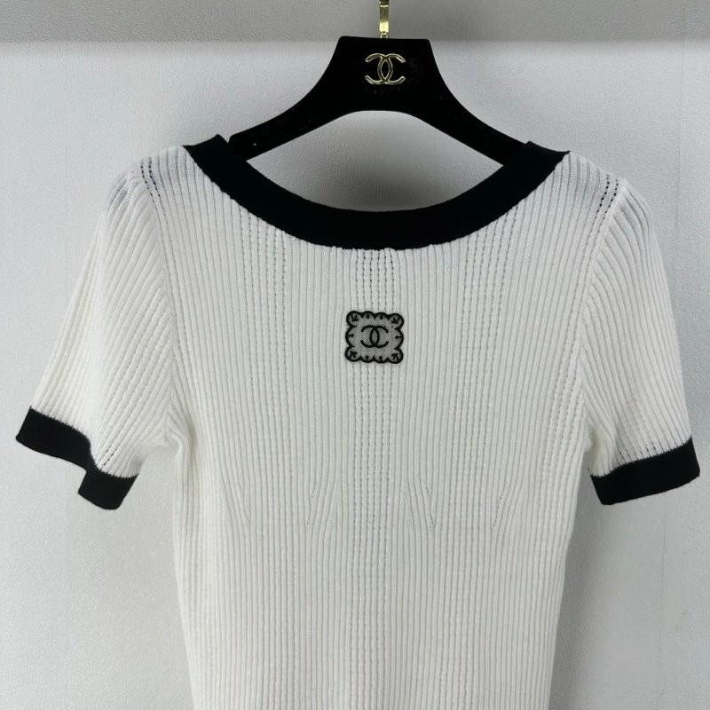 Lightweight Chanel T-Shirts 107949
