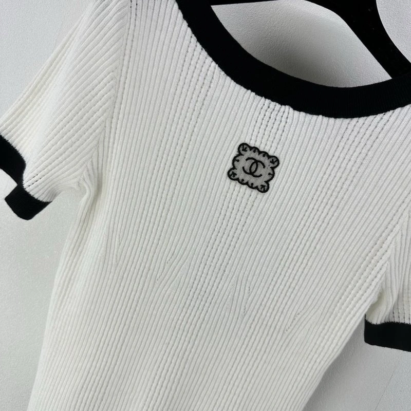 Lightweight Chanel T-Shirts 107949