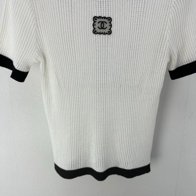 Lightweight Chanel T-Shirts 107949