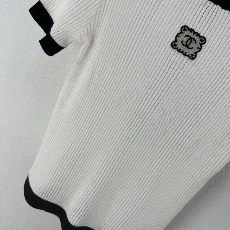Lightweight Chanel T-Shirts 107949