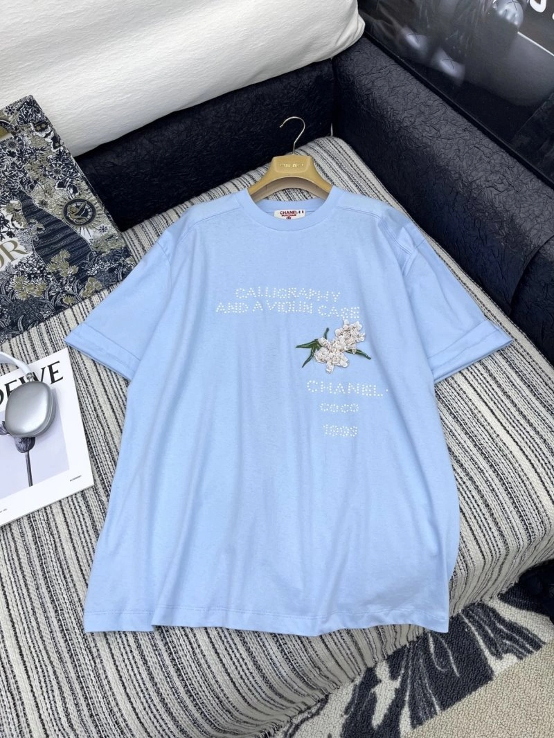 Lightweight Chanel T-Shirts 109681