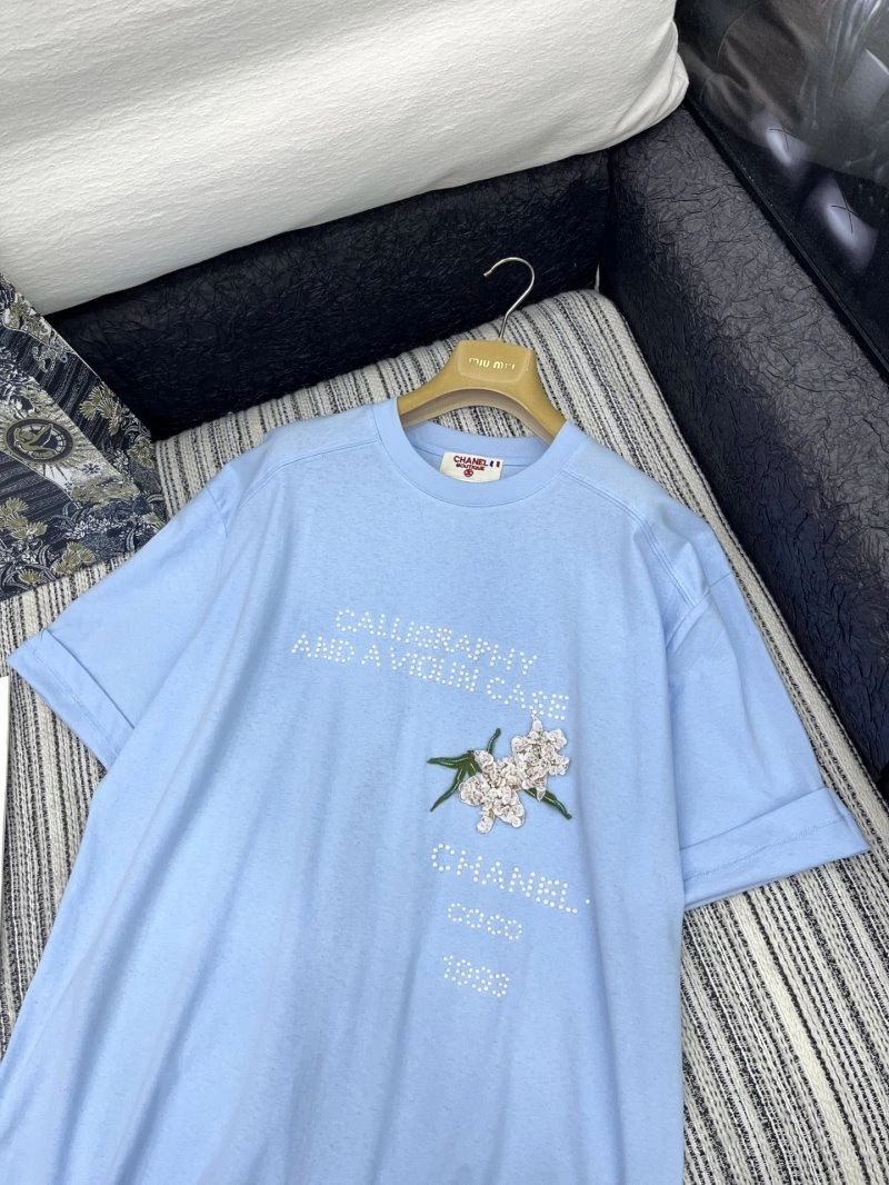 Lightweight Chanel T-Shirts 109681