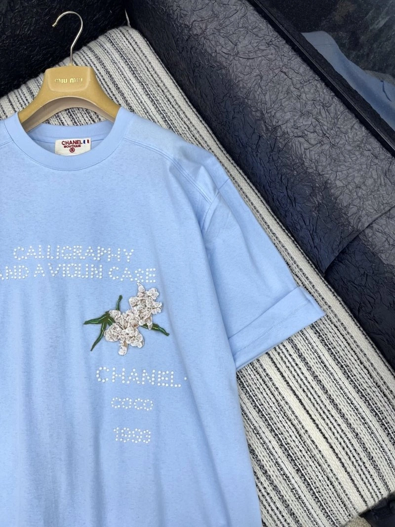 Lightweight Chanel T-Shirts 109681