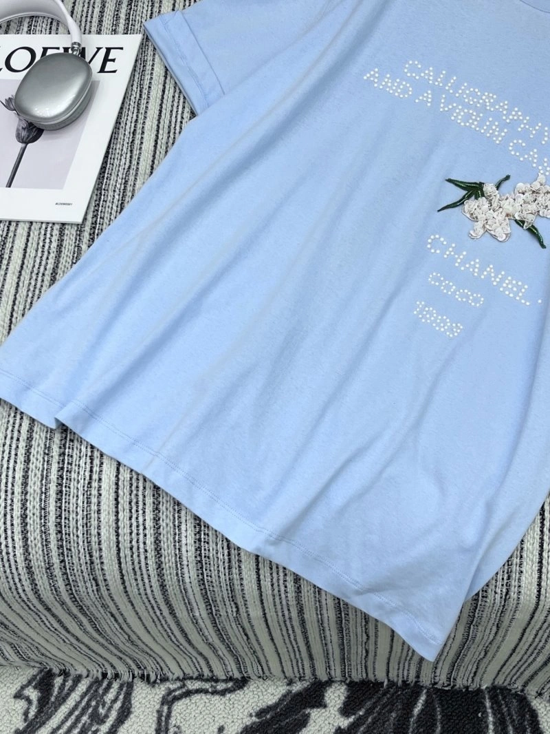 Lightweight Chanel T-Shirts 109681