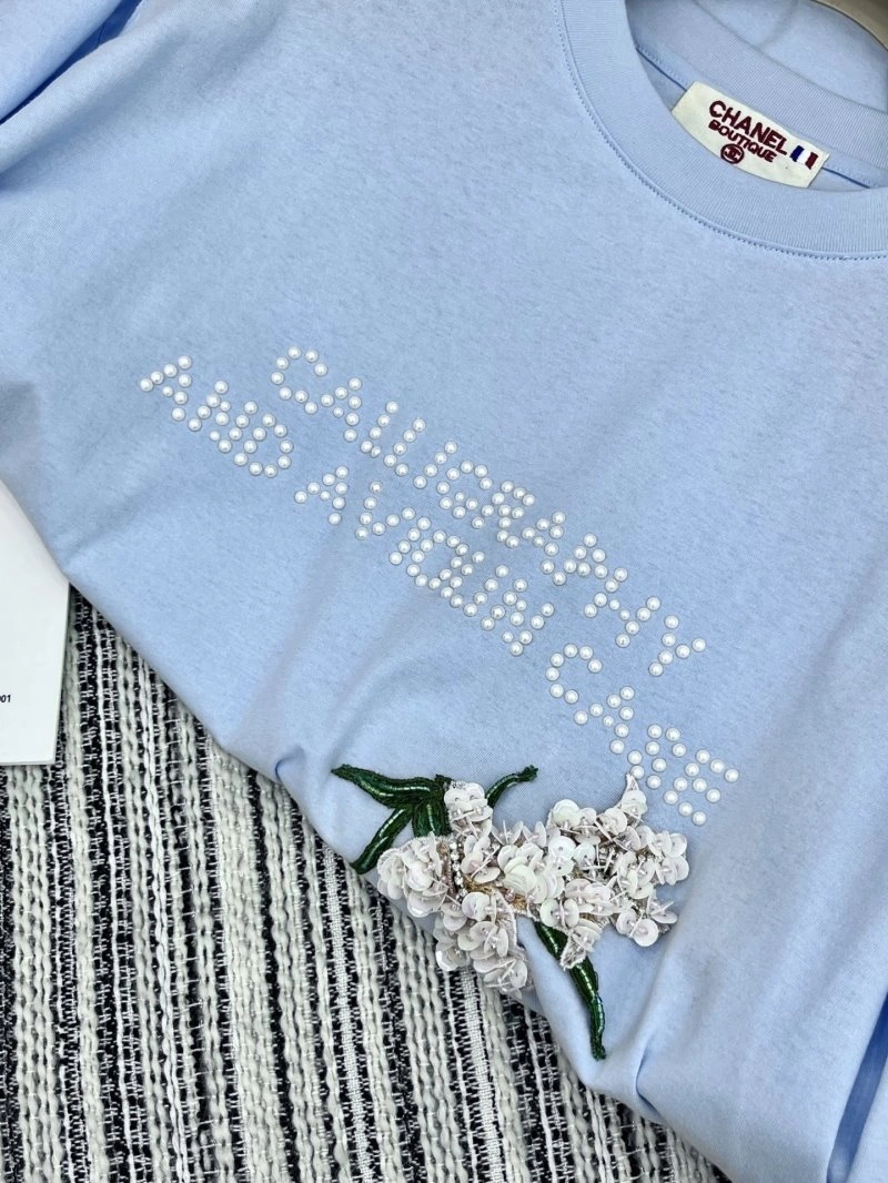 Lightweight Chanel T-Shirts 109681