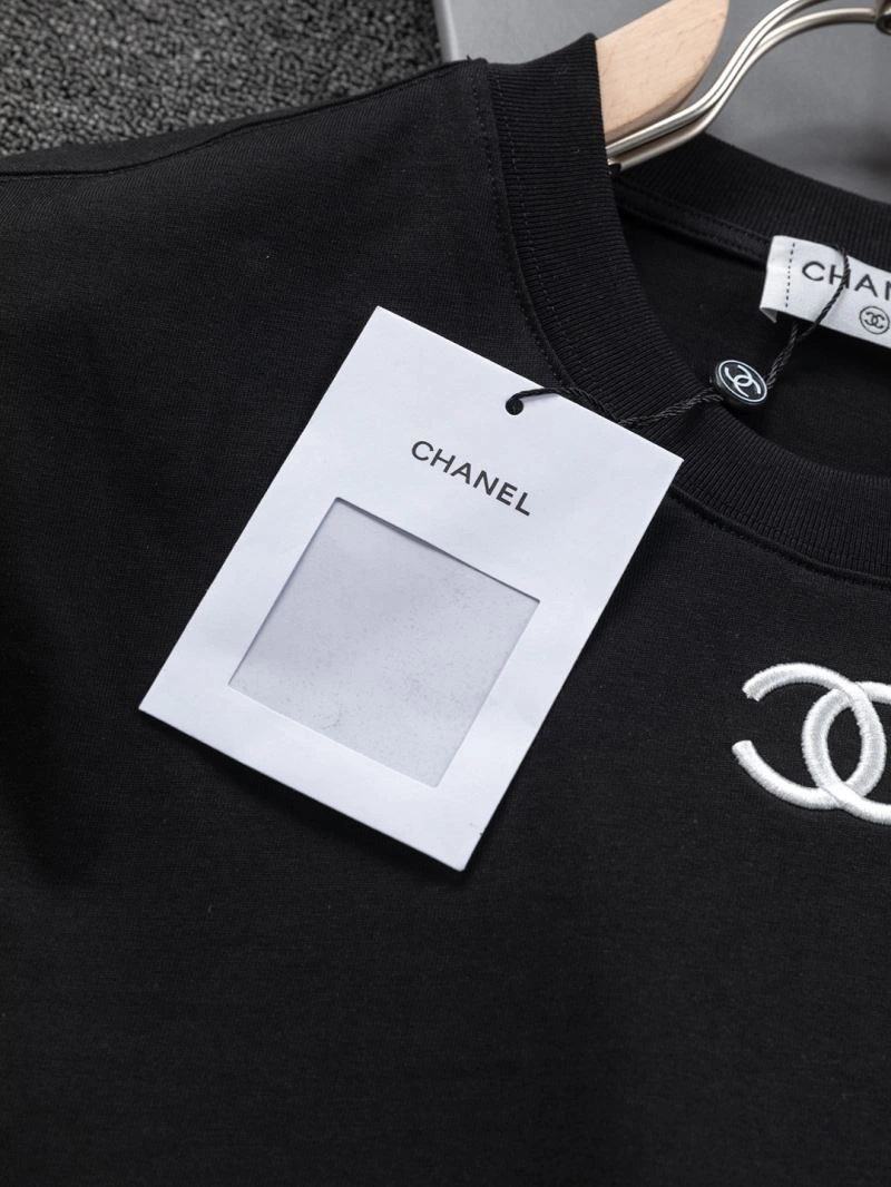 Lightweight Chanel T-Shirts 111186