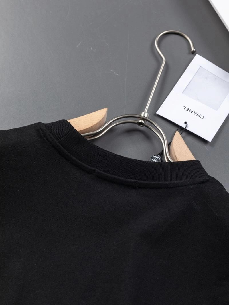 Lightweight Chanel T-Shirts 111186