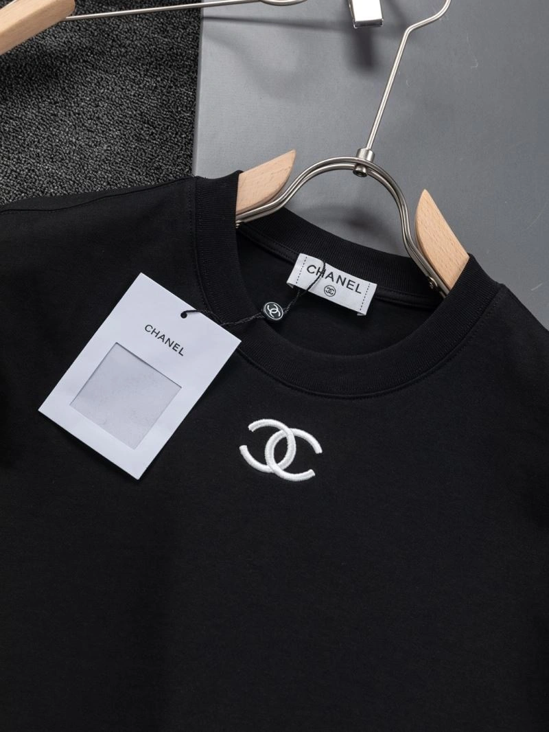 Lightweight Chanel T-Shirts 111186