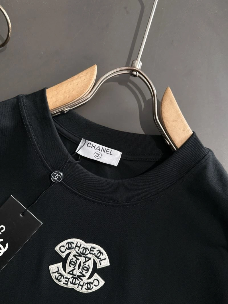 Lightweight Chanel T-Shirts 111171