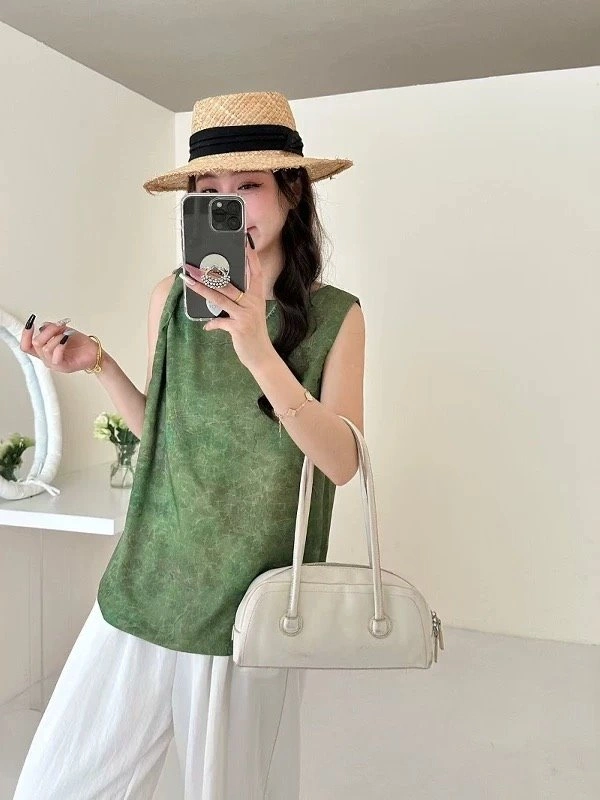 Compact Chanel Vest 108471