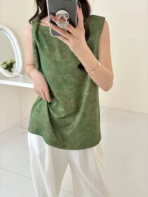 Compact Chanel Vest 108471