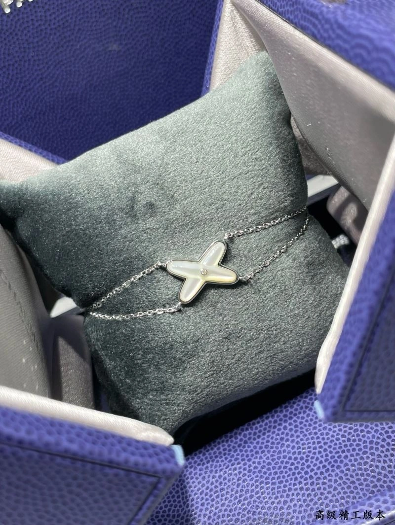 Refined Chaumet Bracelets 211419