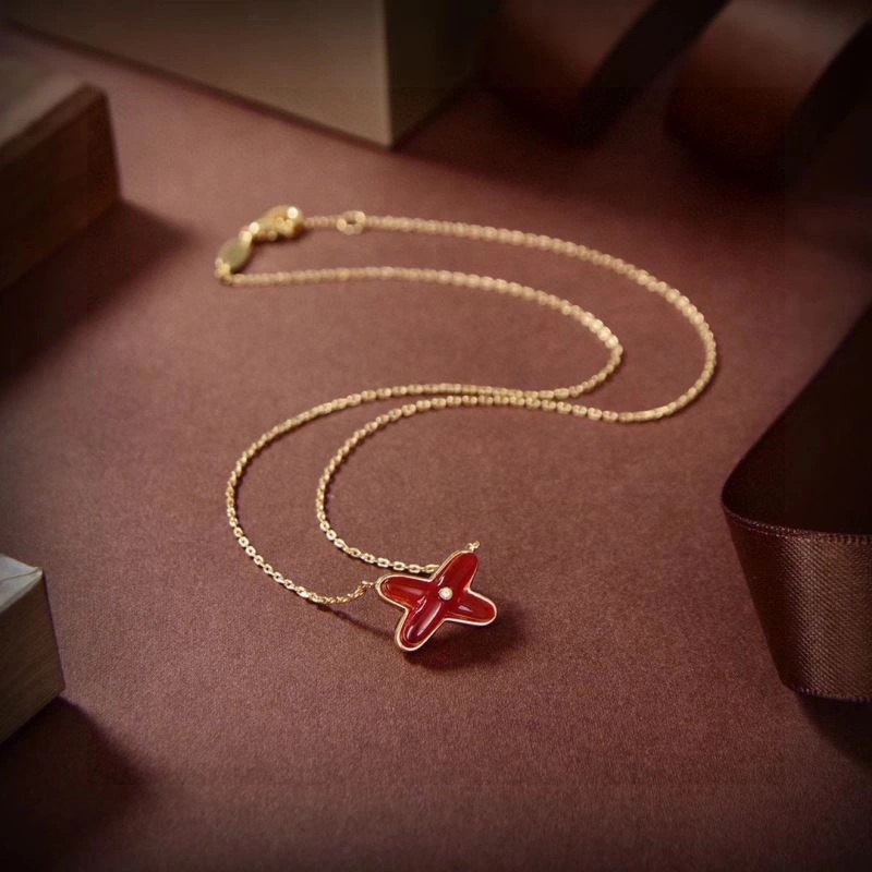Trendsetting Chaumet Necklaces 213525