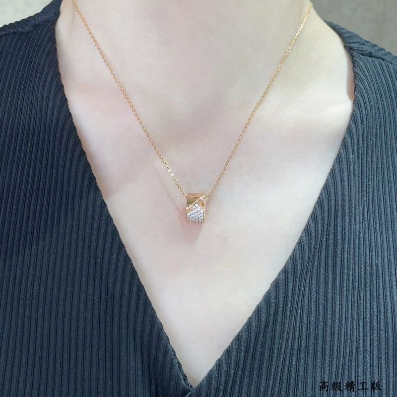Sophisticated Chaumet Necklaces 209998