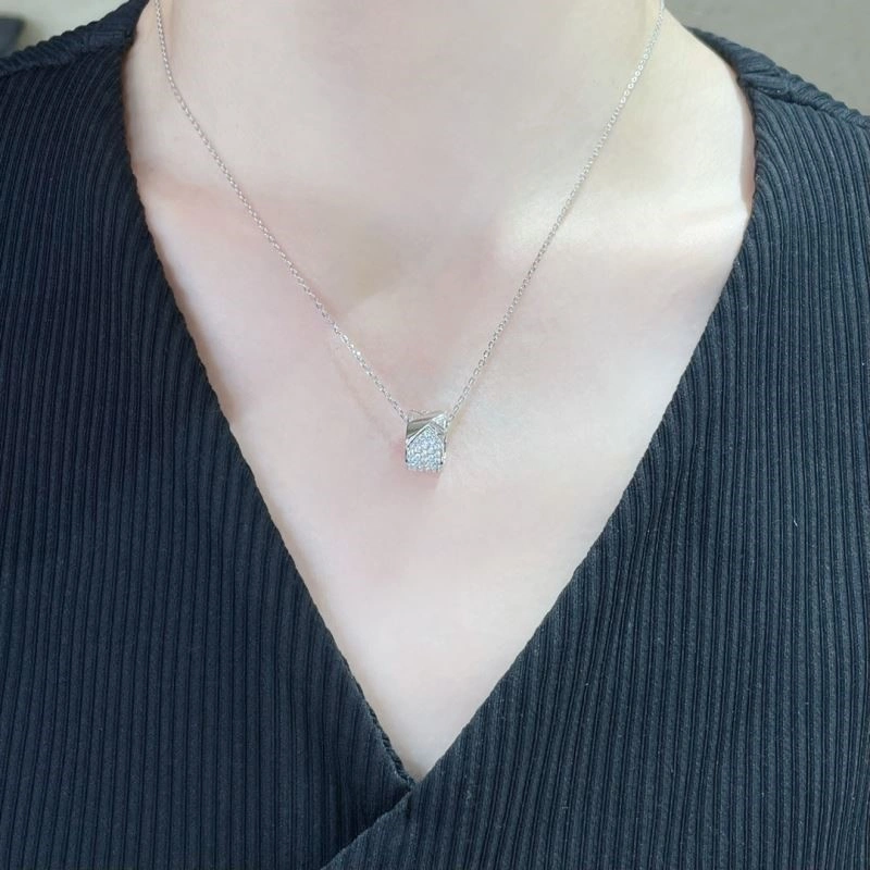 Sophisticated Chaumet Necklaces 209998