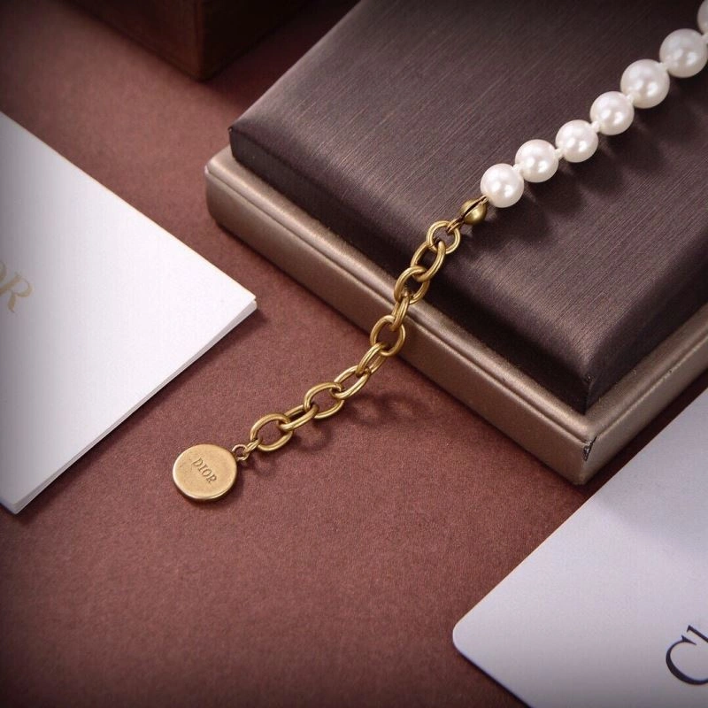 Elegant Christian Dior Bracelets 236385