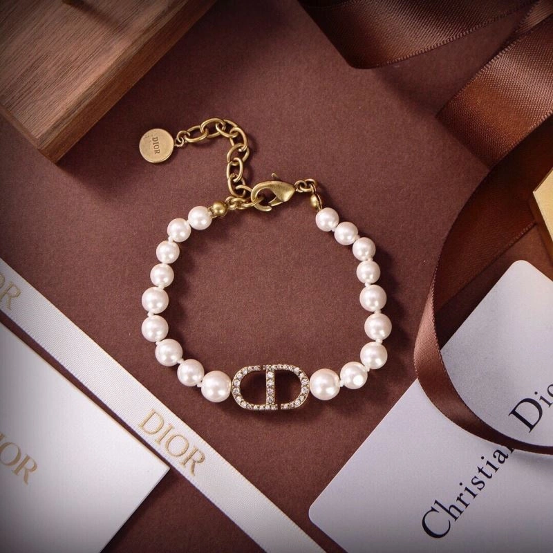 Elegant Christian Dior Bracelets 236385