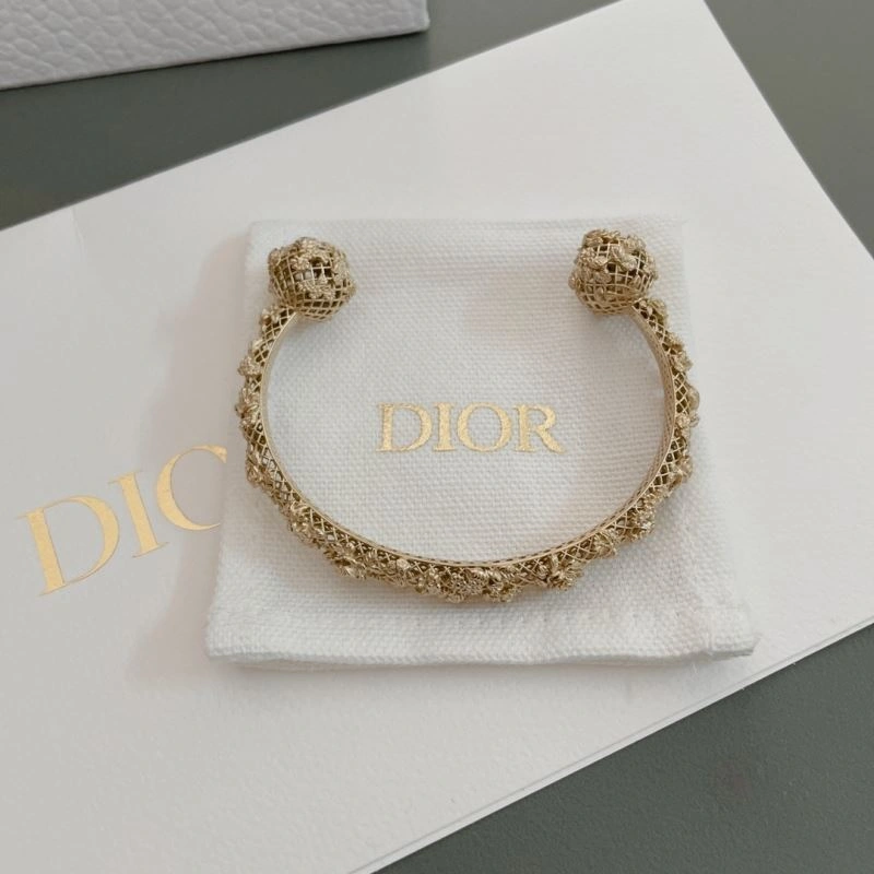 Timeless Christian Dior Bracelets 235157