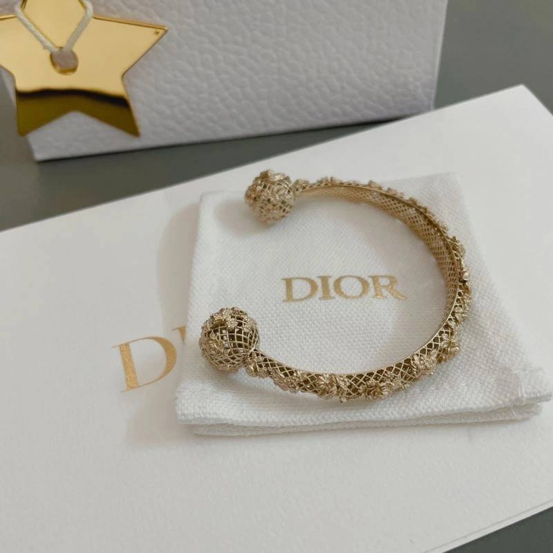 Timeless Christian Dior Bracelets 235157