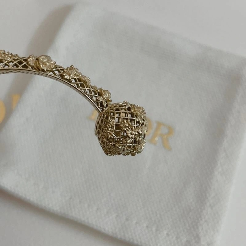 Timeless Christian Dior Bracelets 235157