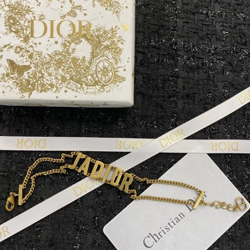 Premium Christian Dior Bracelets 234317