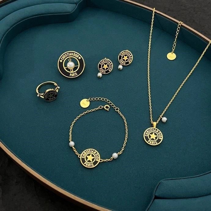 Premium Christian Dior Bracelets 234030