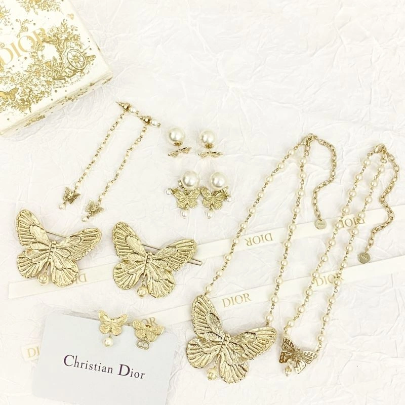 Cozy Christian Dior Brooches 236193