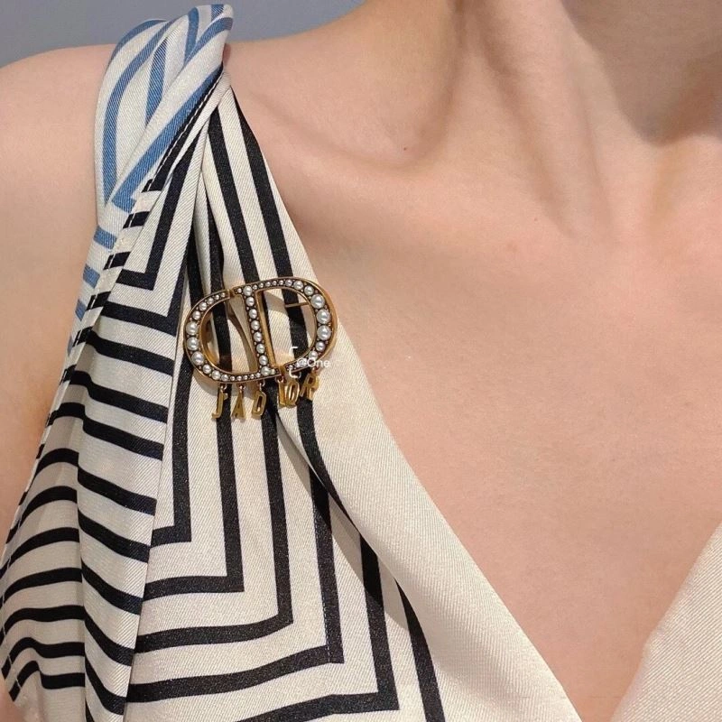 Christian Dior Brooches Snug 235336