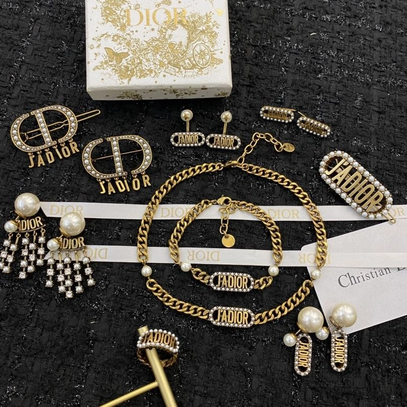 Christian Dior Brooches Snug 235336