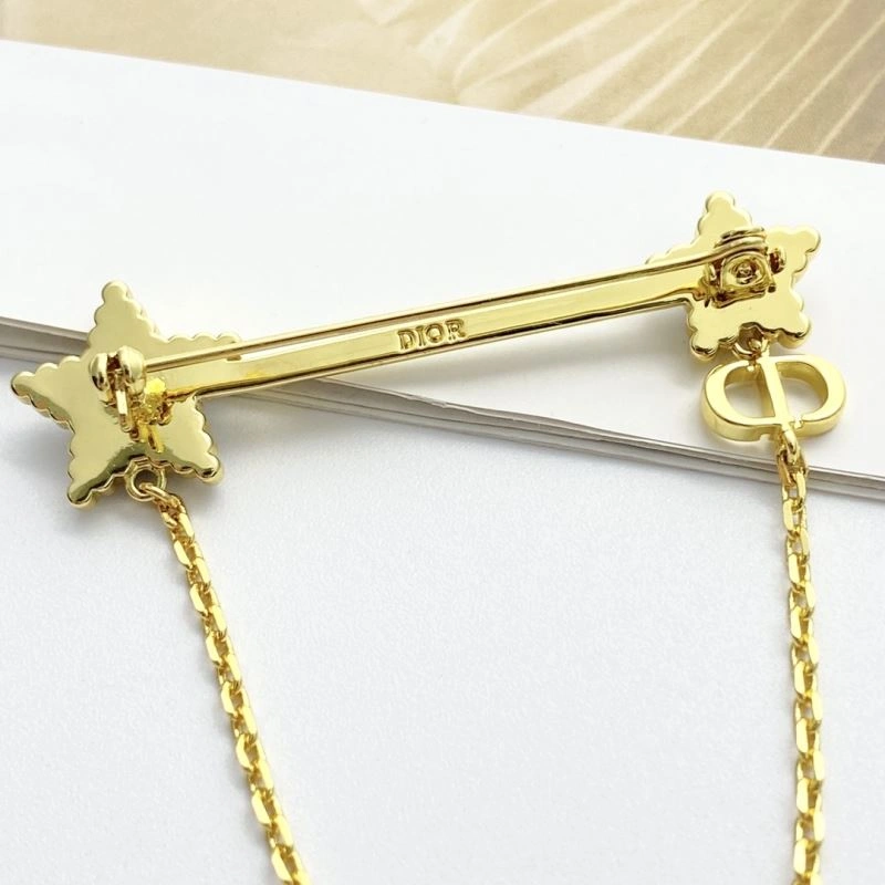 Sleek Christian Dior Brooches 235093