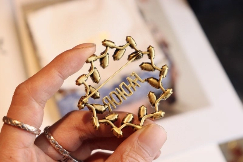 Affordable Christian Dior Brooches 232853