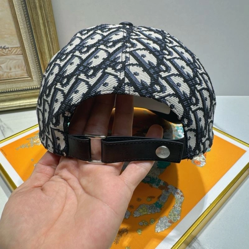 Christian Dior Caps ModernLook 259485