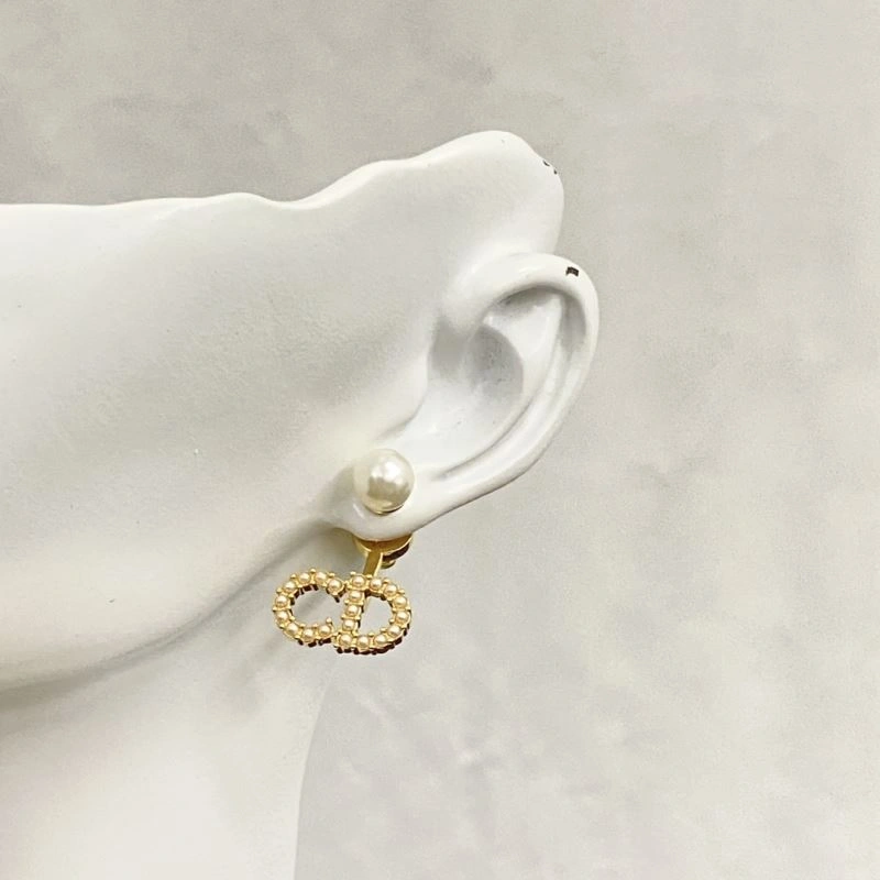 Supportive Christian Dior Earrings 236052