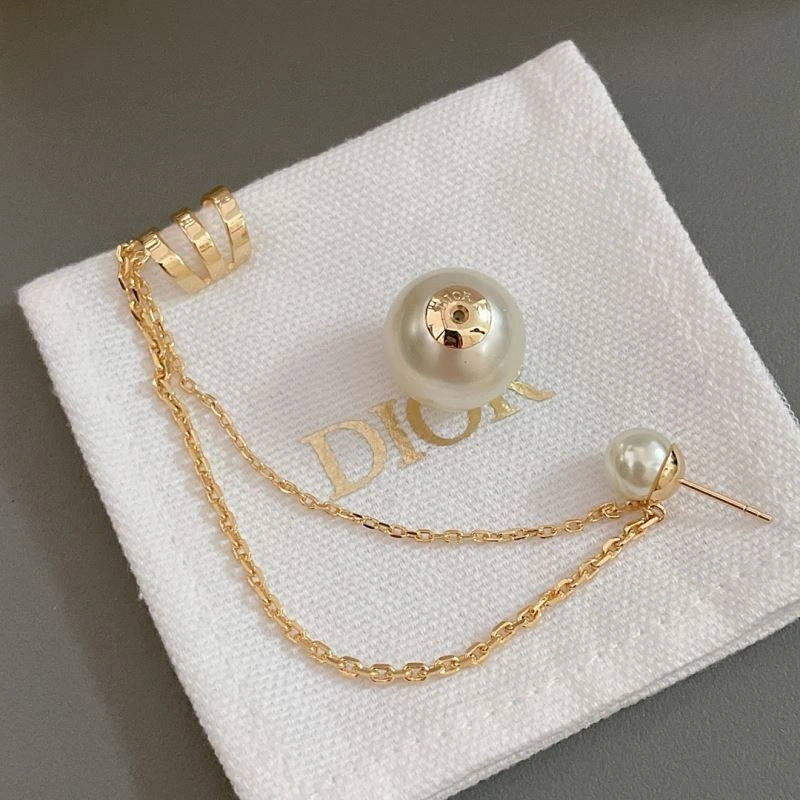 Minimalist Christian Dior Earrings 236035
