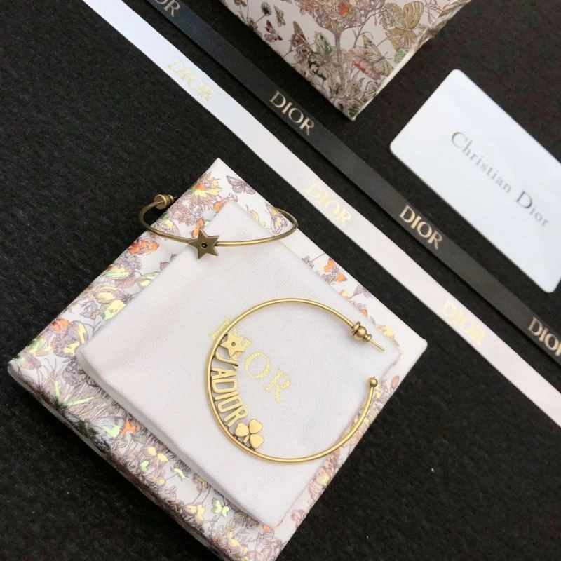 Supportive Christian Dior Earrings 235991