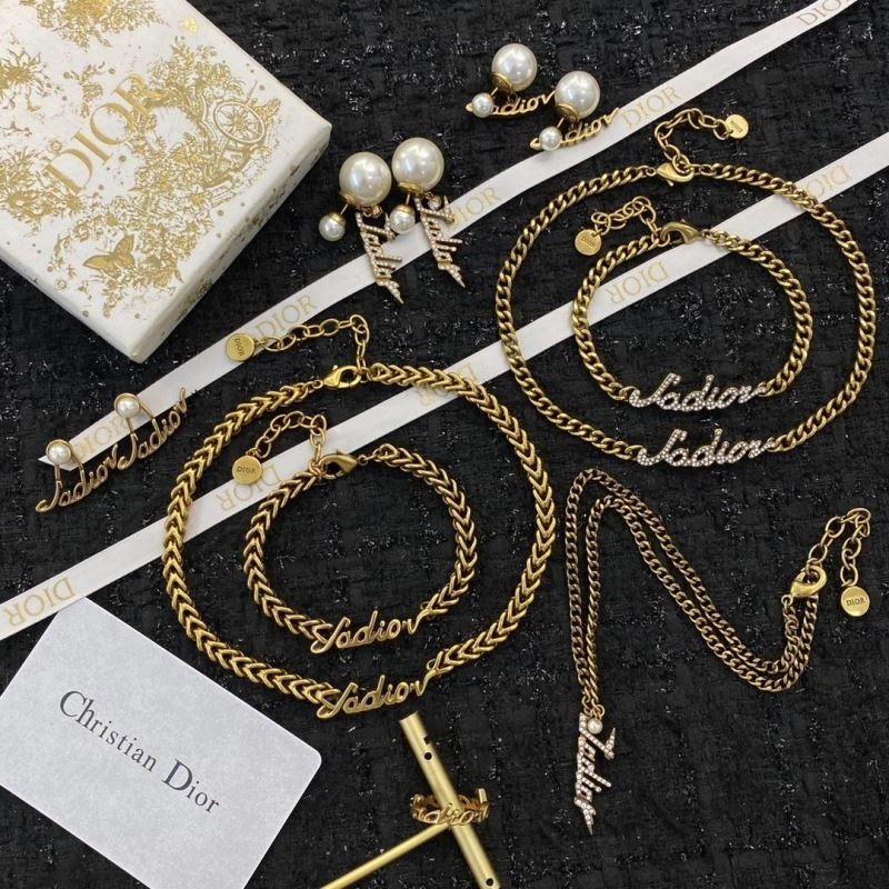 Comfortable Christian Dior Earrings 235844