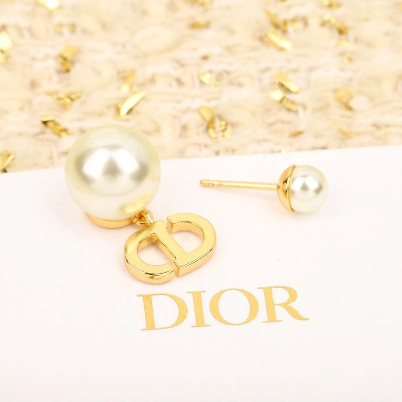 Functional Christian Dior Earrings 236180