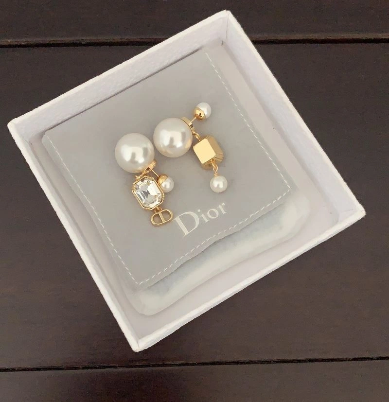 Functional Christian Dior Earrings 235601