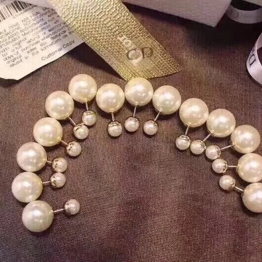 Supportive Christian Dior Earrings 235321