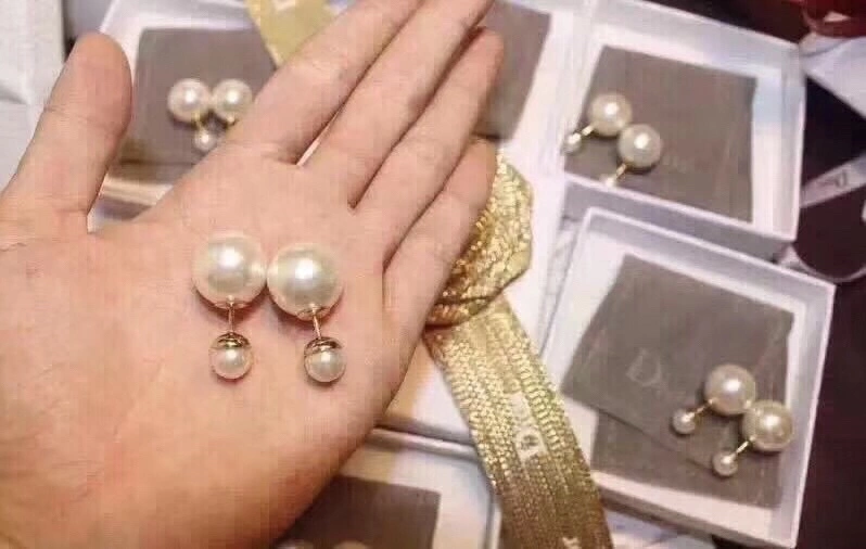 Supportive Christian Dior Earrings 235321