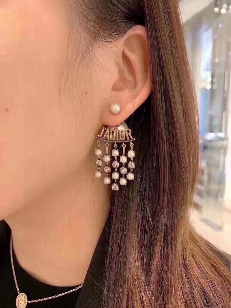 Effortless Christian Dior Earrings 235290