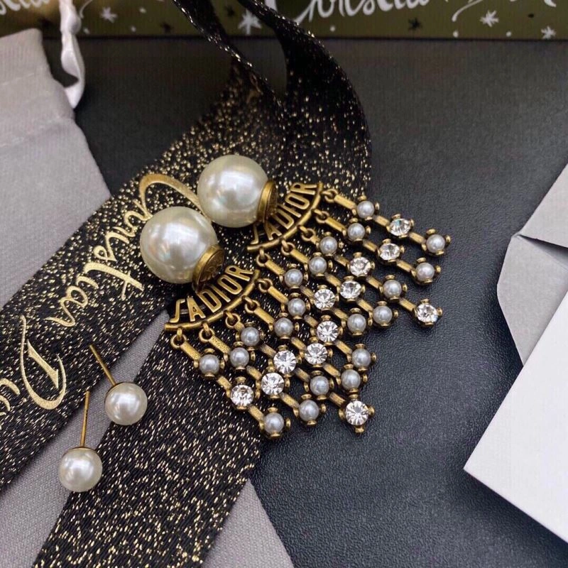 Effortless Christian Dior Earrings 235290