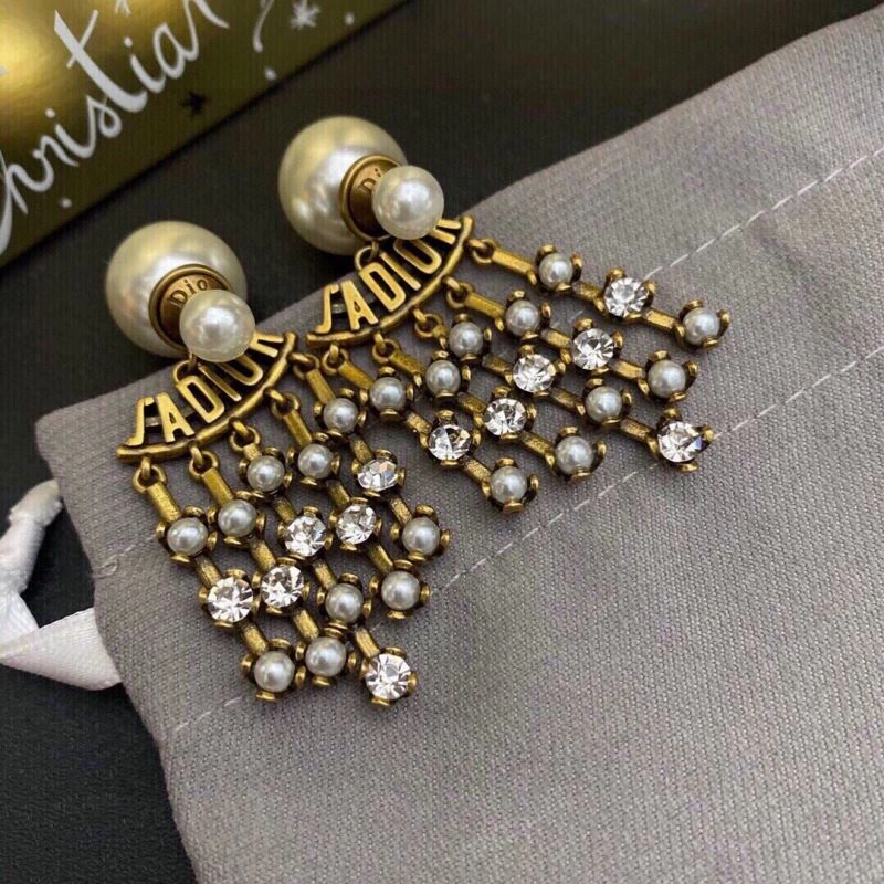 Effortless Christian Dior Earrings 235290