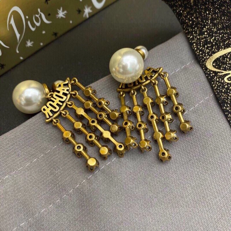 Effortless Christian Dior Earrings 235290