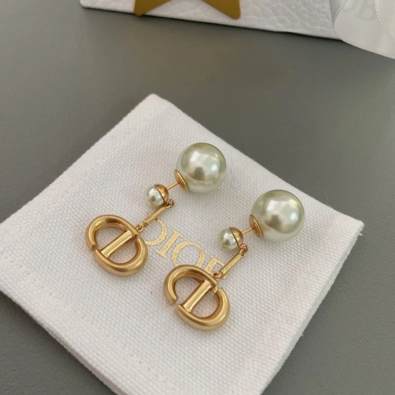 Minimalist Christian Dior Earrings 235091
