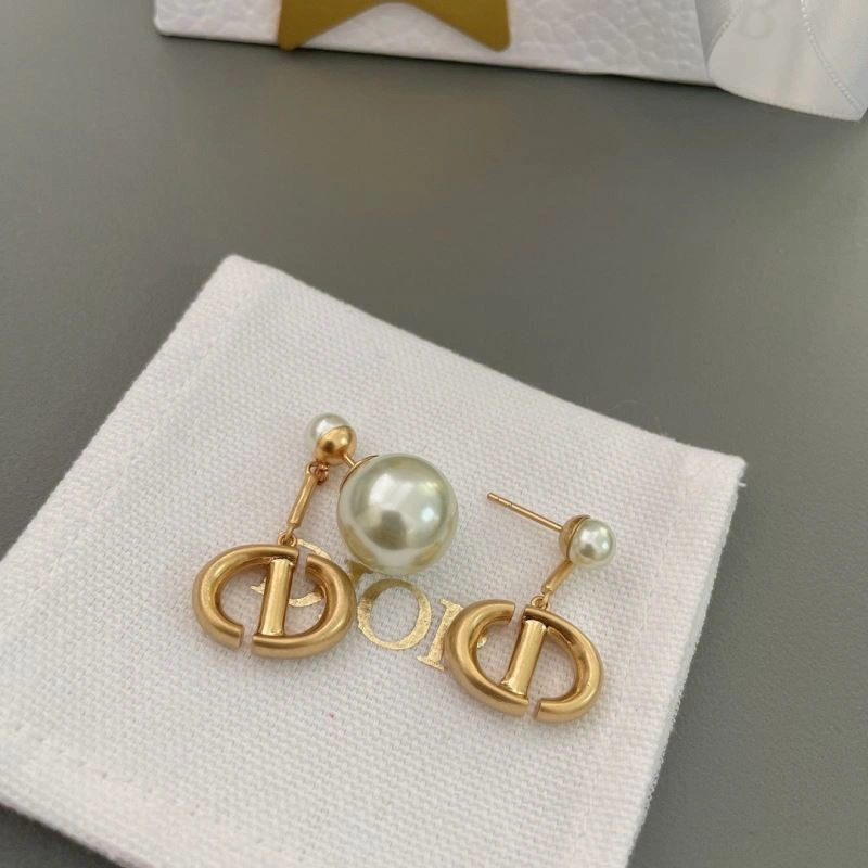Minimalist Christian Dior Earrings 235091