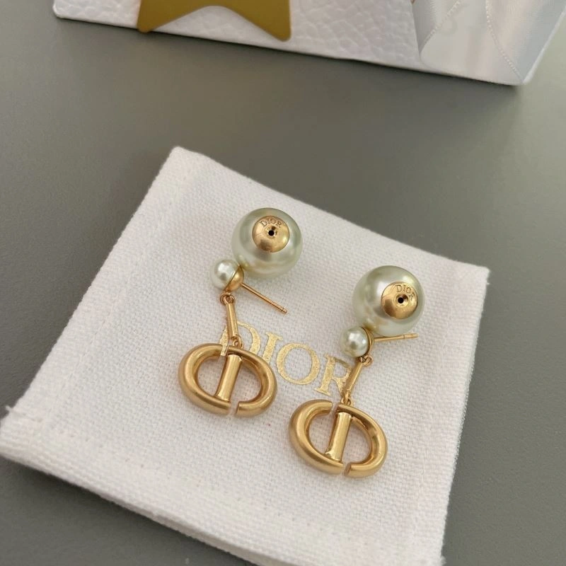Minimalist Christian Dior Earrings 235091