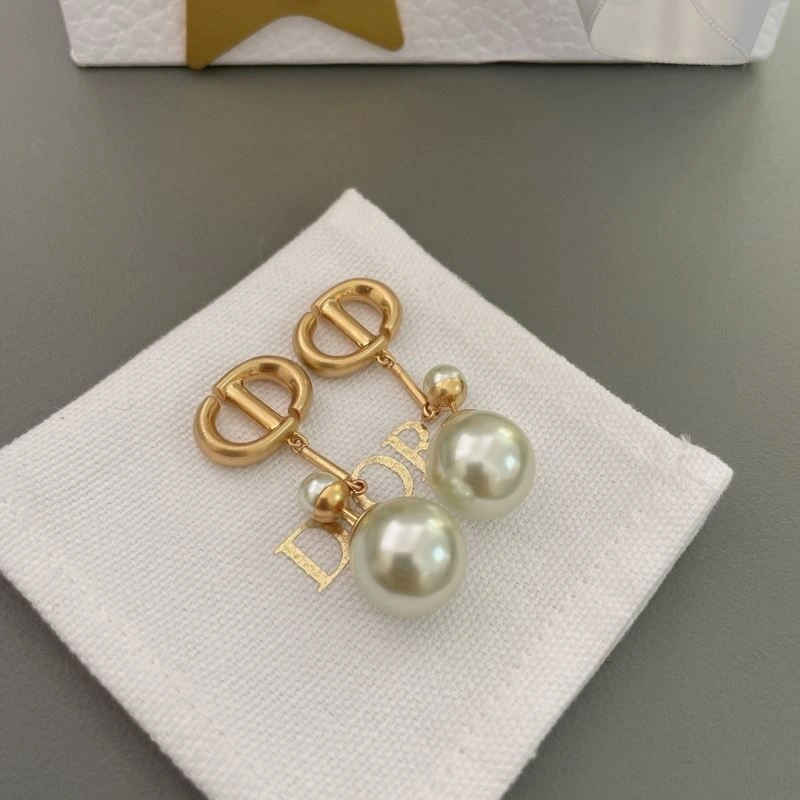 Minimalist Christian Dior Earrings 235091
