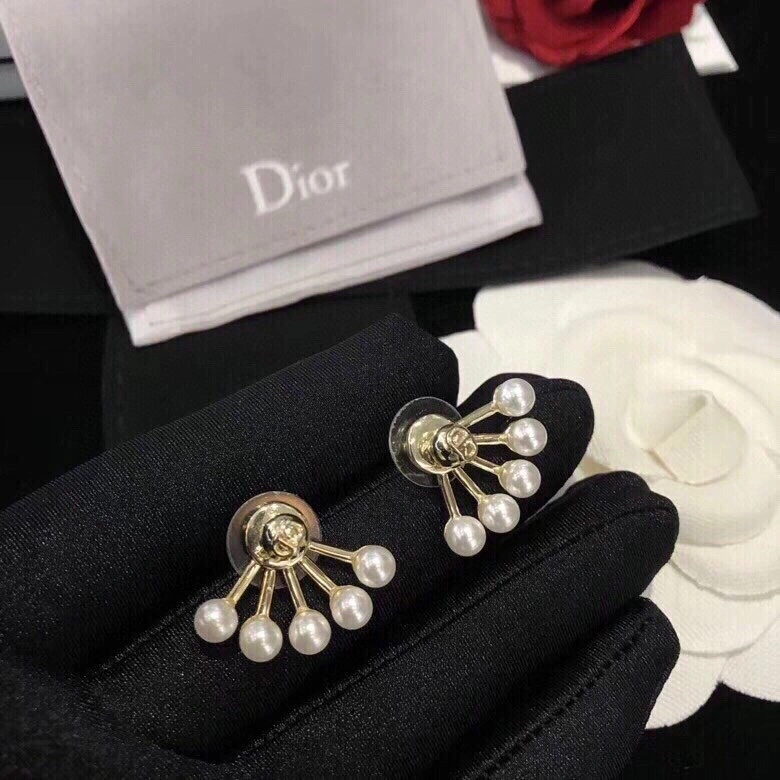 Effortless Christian Dior Earrings 235068