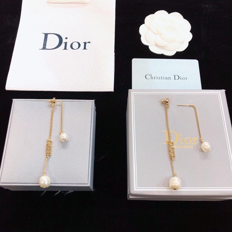 Christian Dior Earrings Minimalist 234948